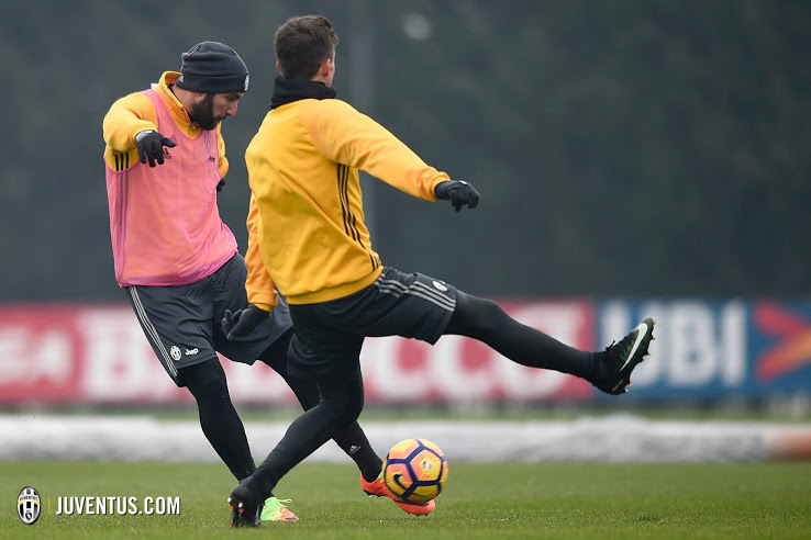 Higuain mengenakan Nike Hypervenome Phantom III