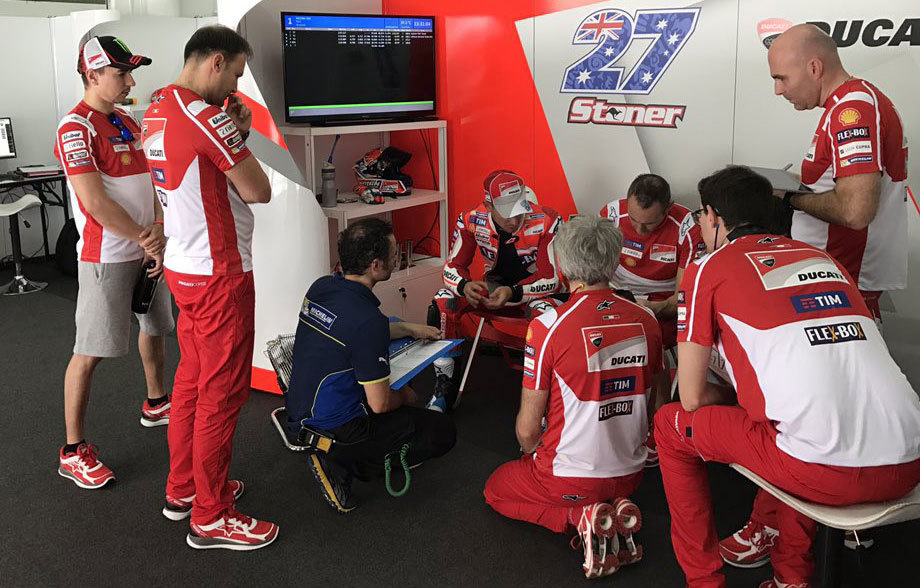 Jorge Lorenzo (kiri) mengamati Casey Stoner (tengah) dalam uji coba Sepang. (c) Ducati