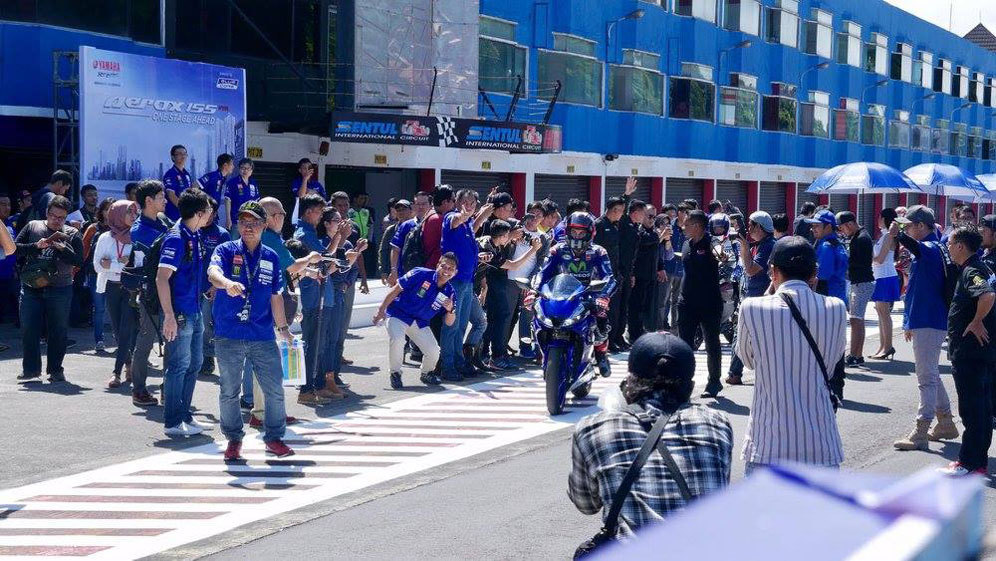 Maverick Vinales saat menjajal Yamaha All New R15 di Sentul. (c) Yamaha