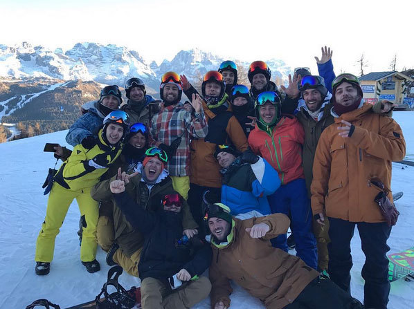 Valentino Rossi dan teman-temannya saat berlibur di Madonna di Campiglio. (c) Instagram/Valentino Rossi