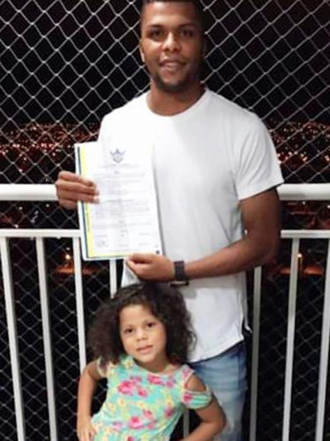 Patrick da Silva usai tanda tangan kontrak.