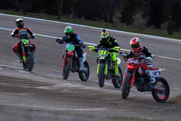 Valentino Rossi bersama rider-rider VR46 Riders Academy dalam sesi Americana Race. (c) Instagram/Valentino Rossi