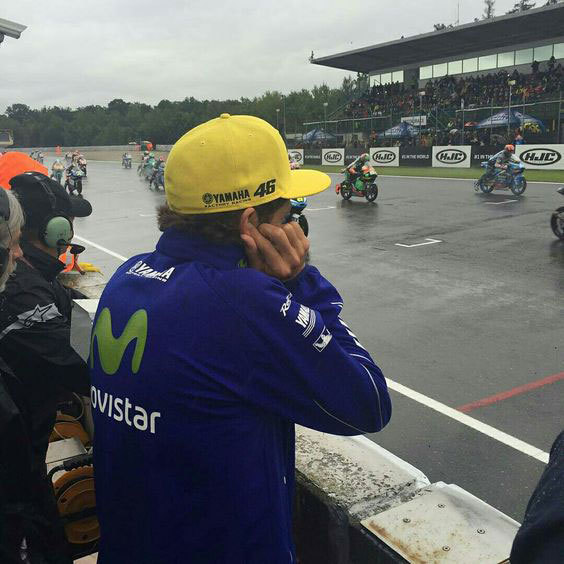 Valentino Rossi saat menonton start Moto3. (c) Pinterest