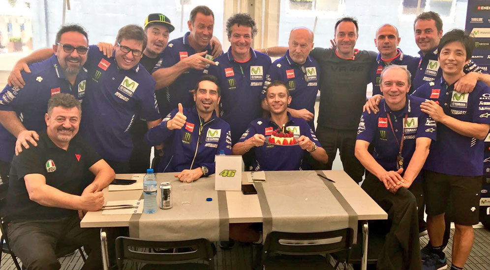 Valentino Rossi merayakan ulang tahunnya yang ke-38 bersama anggota tim. (c) Yamaha