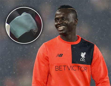 Sadio Mane dan lututnya yang dikompres.