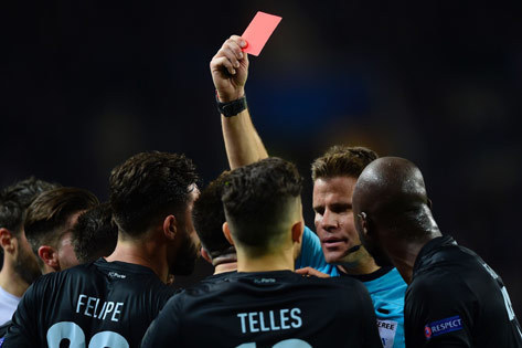 Wasit Felix Brych saat beri kartu merah Alex Telles.