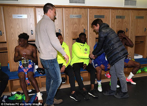 Conte memberi ucapan selamat kepada pemain muda Chelsea.