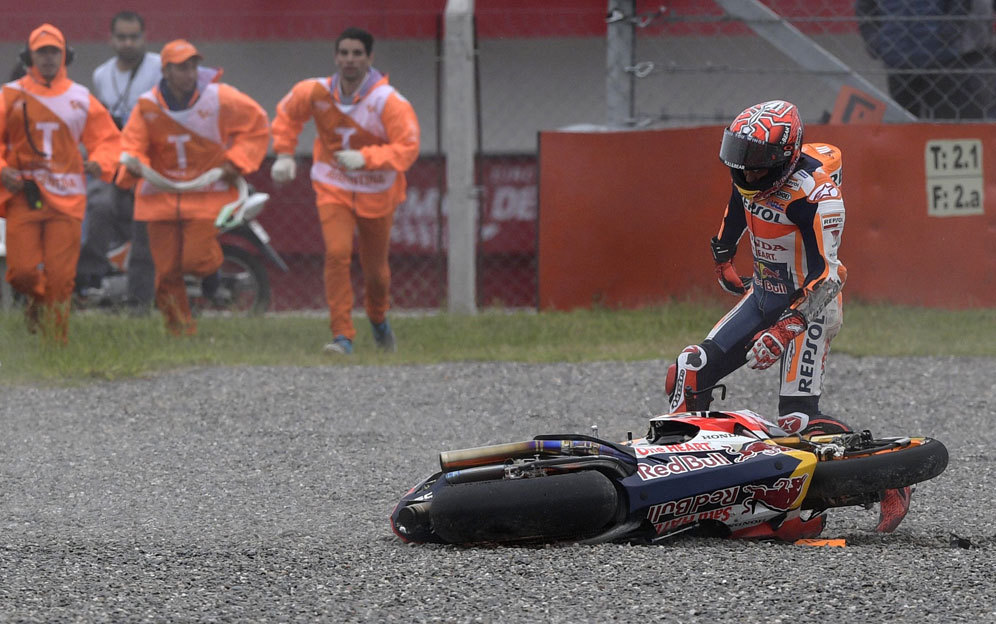 Marc Marquez usai terjatuh di MotoGP Argentina. (c) AFP