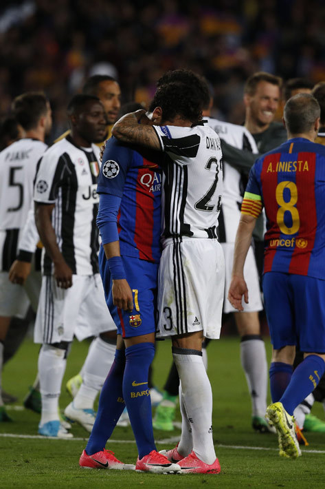 Neymar dihibur Dani Alves.