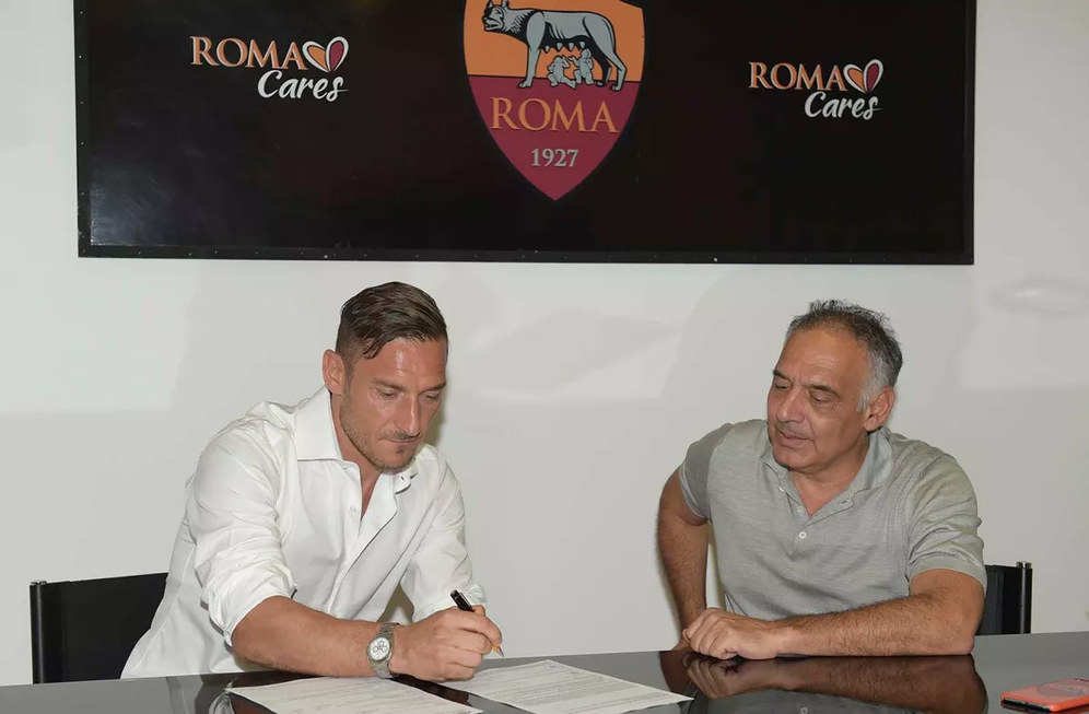 Totti dan Pallotta saat penandatangan kontrak baru, 7 Juni 2016