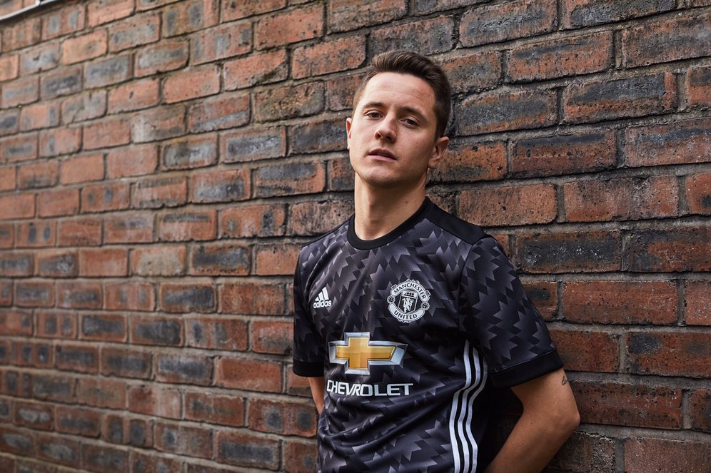 Ander Herrera Mengenakan Jersey Away MU 17/18