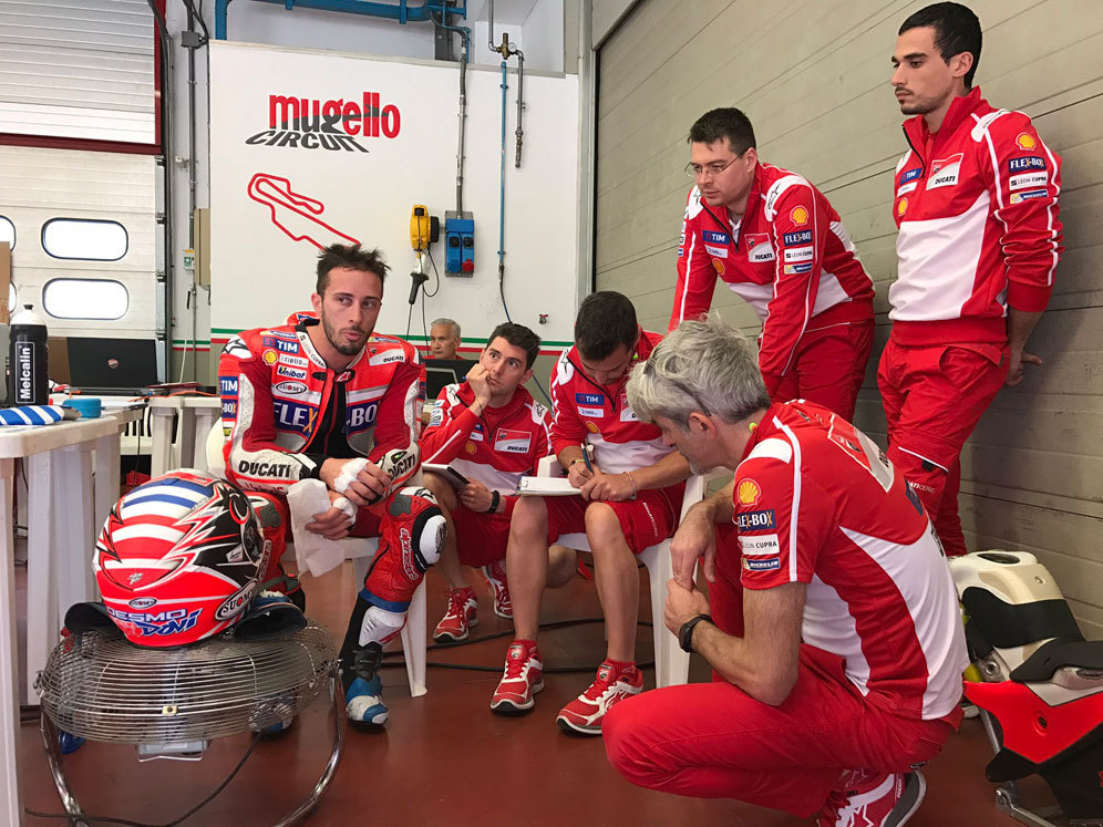 Andrea Dovizioso dan kru Ducati Corse di Mugello. (c) Ducati