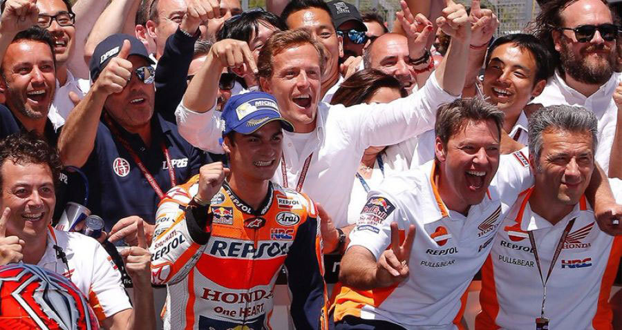 Sete Gibernau (tengah), Dani Pedrosa dan kru Repsol Honda. (c) PR Noticias