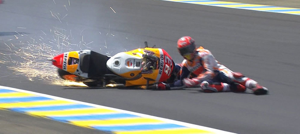 Marc Marquez saat terjatuh di Le Mans, Prancis. (c) MotoGP