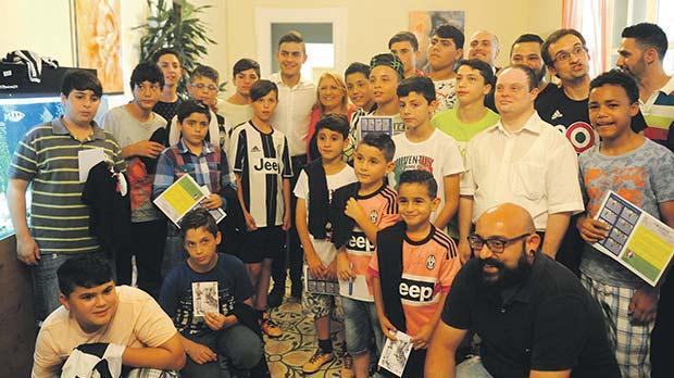 Dyabal saat mengunjungi panti asuhan di Malta