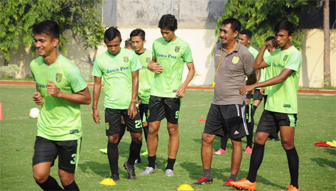 Pemain Persebaya latihan