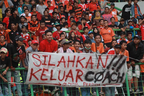 Spanduk tuntutan agar Teco mengundurkan diri.