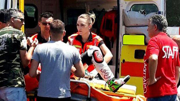 Max Biaggi saat hendak dilarikan ke rumah sakit usai mengalami kecelakaan supermoto. (c) La Gazzetta dello Sport