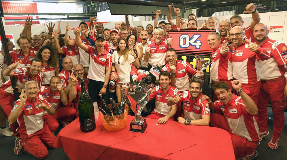 Andrea Dovizioso merayakan kemenangan MotoGP Catalunya 2017 bersama Jorge Lorenzo dan Ducati Corse. (c) Ducati