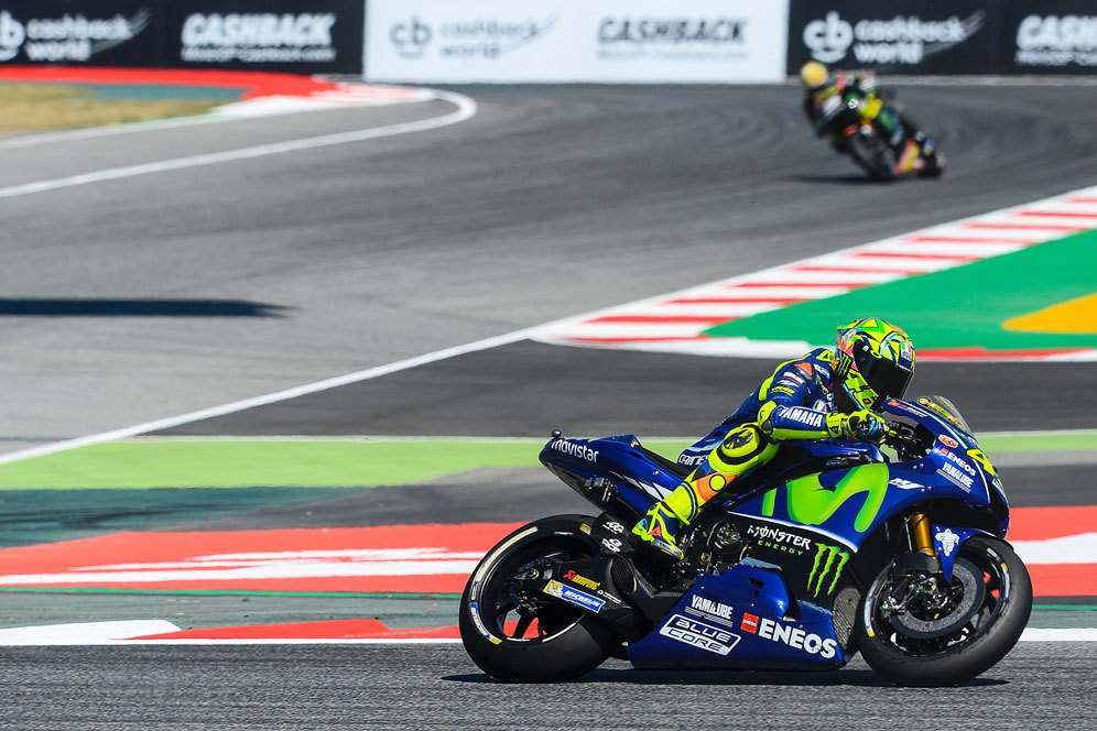 Valentino Rossi saat melewati chicane Sirkuit Barcelona-Catalunya. (c) AFP