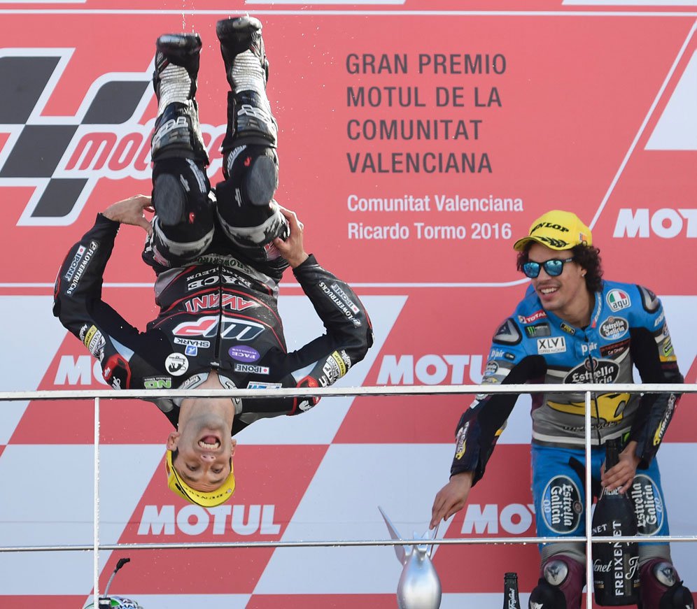 Franco Morbidelli menyaksikan Johann Zarco melakukan selebrasi kemenangan Moto2 Valencia 2016. (c) AFP