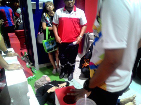 Beberapa Penumpang Pingsan Akibat Berdesakan