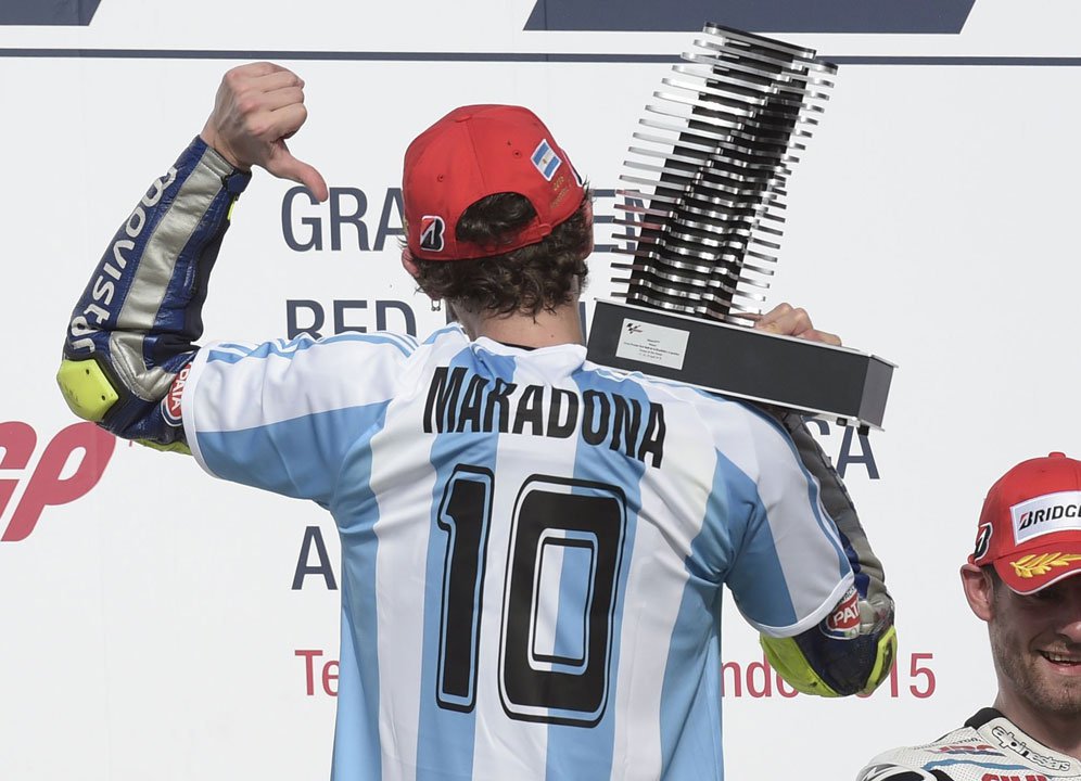 Valentino Rossi mengenakan jersey Maradona saat memenangi MotoGP Argentina 2015. (c) AFP