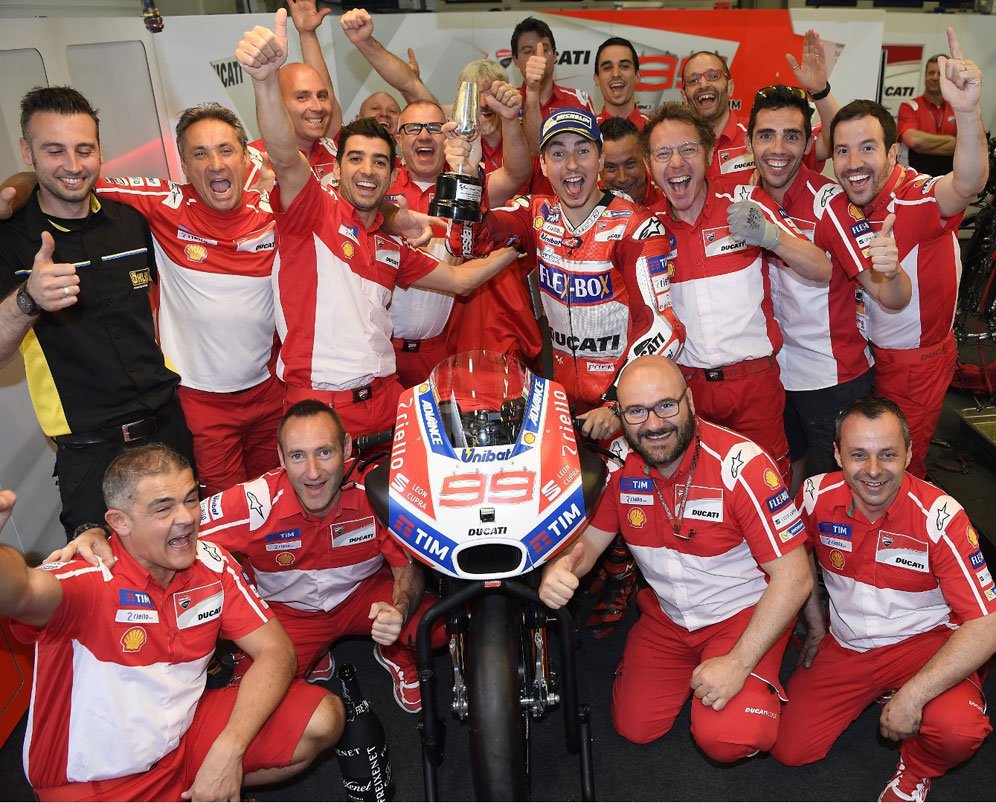Jorge Lorenzo dan kru Ducati Corse (c) Ducati