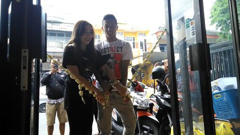 Dendi Santoso saat meresmikan distro miliknya.