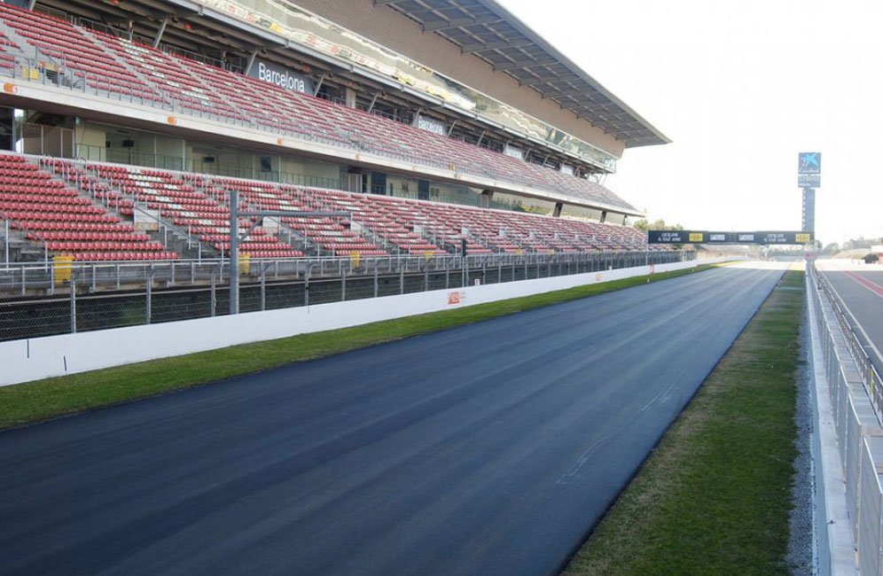 Sirkuit Barcelona-Catalunya dengan aspal baru. (c) GPOne