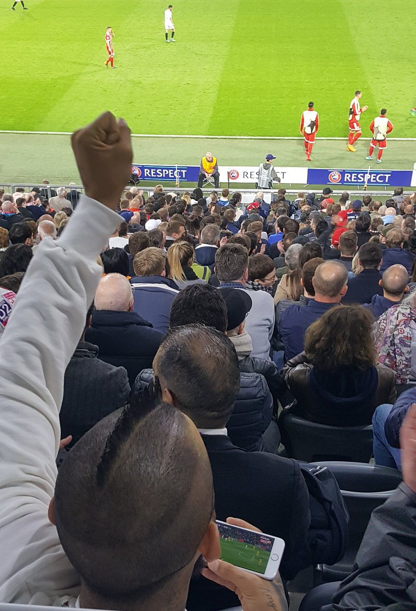 Arturo Vidal menyaksikan laga Real Madrid vs Juventus lewat layar ponsel