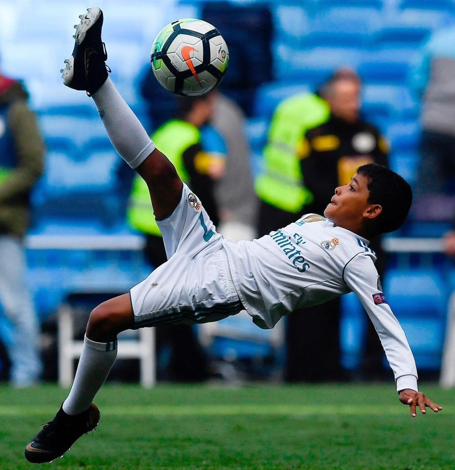 Keren Abis Kala Cristiano Jr Sukses Tirukan Tendangan Salto Ayahnya Keren Abis Kala Cristiano Jr Sukses Tirukan Tendangan Salto Ayahnya