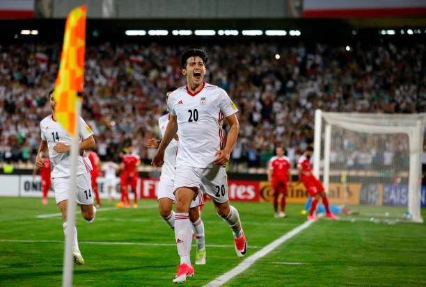 Sardar Azmoun (c) AFP