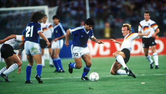 Maradona berusaha ditekel oleh Brehme.