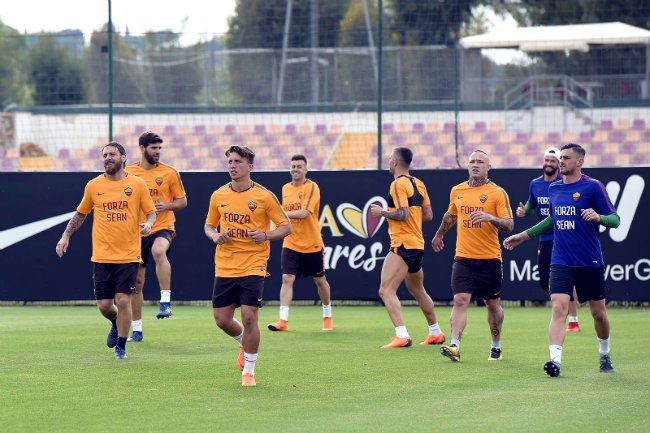 Sesi latihan Roma dengan mengenakan jersey khusus.