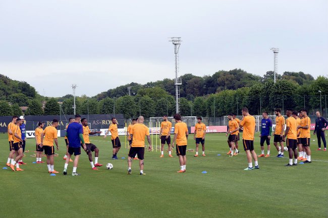 Sesi latihan tim Roma dengan mengenakan jersey khusus.