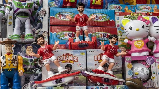 Mainan anak bertema Mohamed Salah terpajang di salah satu toko di Kairo, Mesir, Senin (30/5/2018). Menjadi pahlawan baru bagi rakyat Mesir, pernak pernik Mohamad Salah laris manis.
