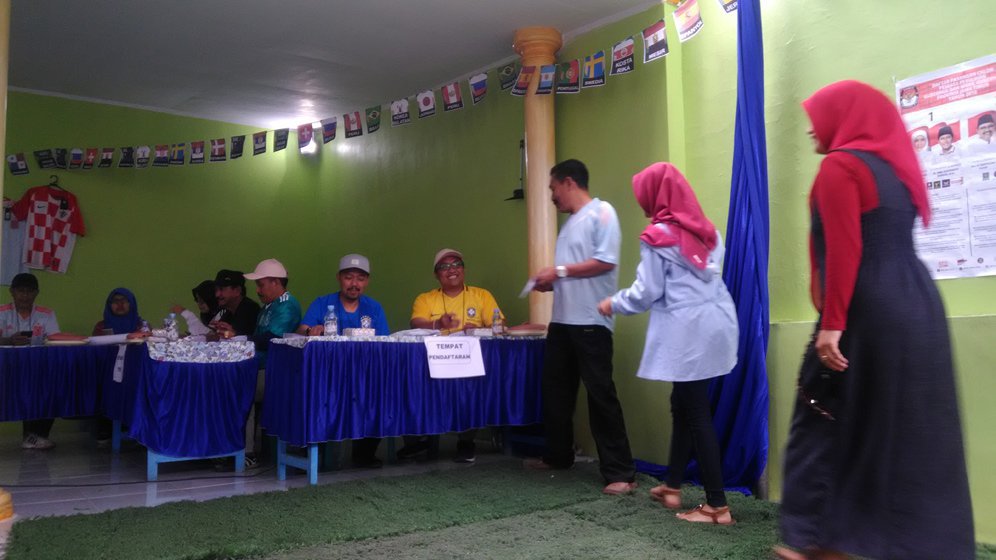 Suasana TPS 11 RW 05 Kelurahan Mulyoagung Kecamatan Dau Kabupaten Malang dengan nuansa Piala Dunia.