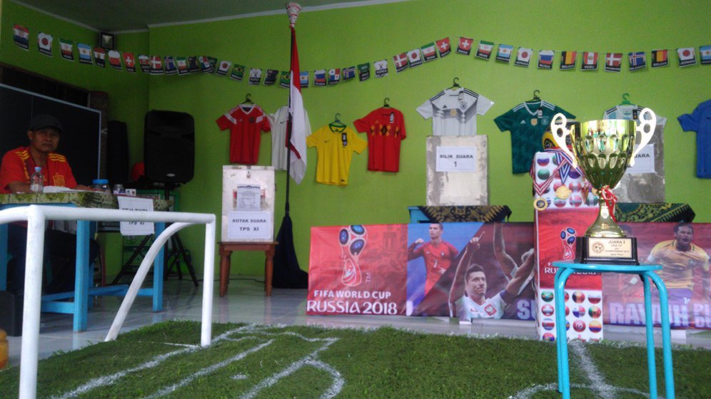 Suasana TPS 11 RW 05 Kelurahan Mulyoagung Kecamatan Dau Kabupaten Malang dengan nuansa Piala Dunia.