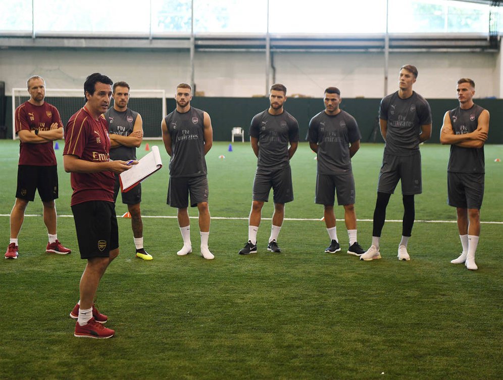 Unai Emery melakukan briefing di latihan pertama Arsenal.