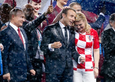 Emmanuel Macron Bersama Kolinda Grabar Kitarovic Disaksikan Oleh Vladimir Putin Kiri