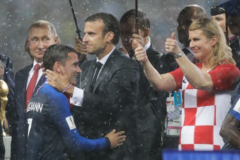 Emmanuel Macron Dan Kolinda Grabar Kitarovic Bersama Antoine Griezmann