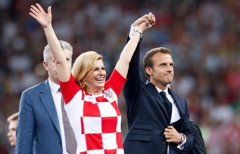 Emmanuel Macron Dan Kolinda Grabar Kitarovic Saling Berpegangan Tangan