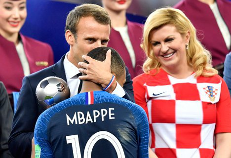 Emmanuel Macron Mencium Kylian Mbappe