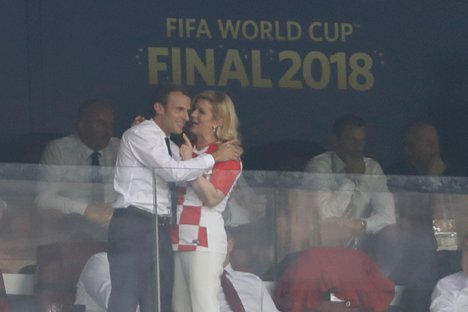 Emmanuel Macron Tampak Merangkul Kolinda Grabar Kitarovic