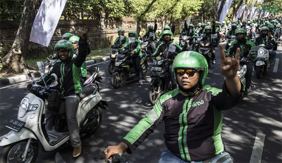 Sejumlah mitra Grab turut serta saat pawai obor Asian Games 2018 di Denpasar, Bali.