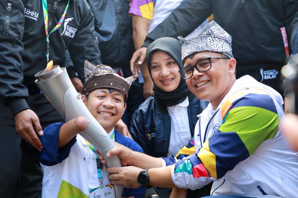 Bupati Banyuwangi Azwar Anas memegang obor Asian Games 2018.