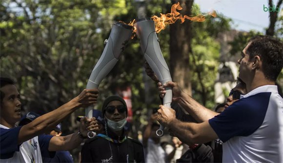 Pascal Wilmar saat menerima obor Asian Games 2018.