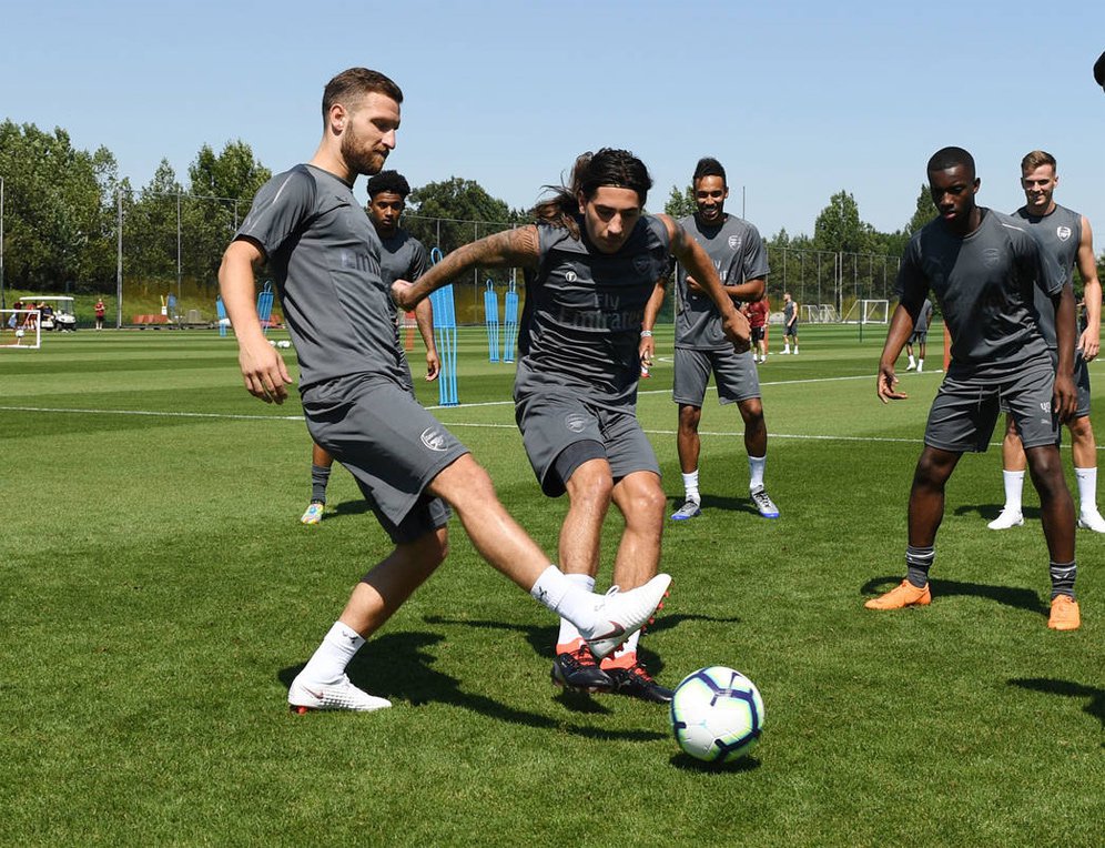 Shkodran Mustafi dan Bellerin.