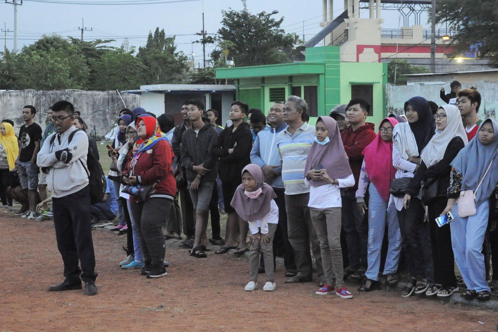 Suporter datang melihat sesi latihan Timnas Indonesia U-19